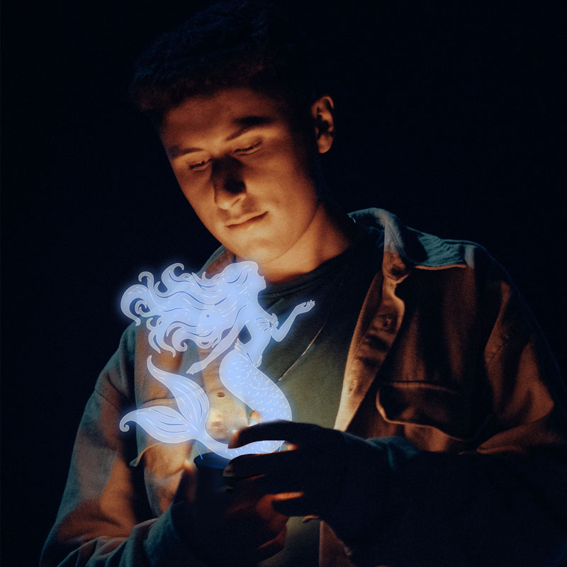 Guy-holding-light